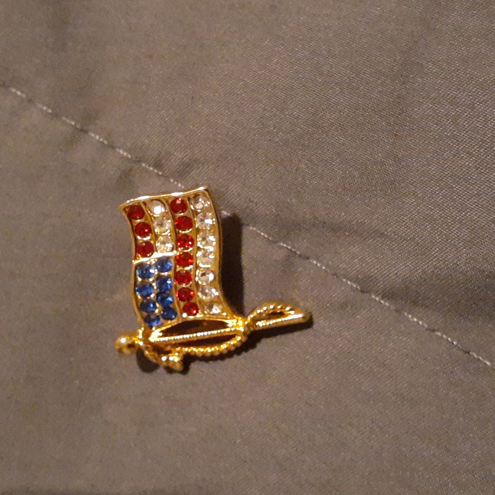 Gold Plated Flag Pin. With Red stones / Clear stones / Blue stones. 1" ( L3)